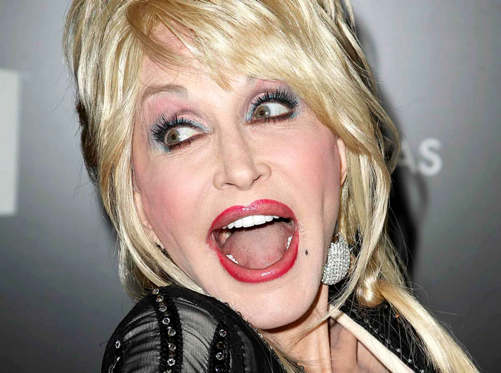 Dolly Parton şi-a asigurat sânii pentru 600.000 de dolari.