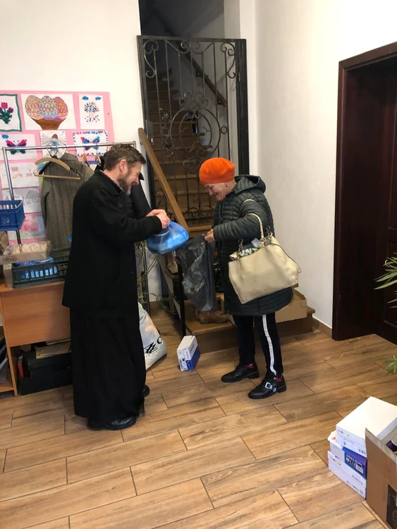 Nevoiașii primesc zilnic o masă caldă de la centrul Episcopiei Slatinei FOTO: arhiva preot. C. Aldea