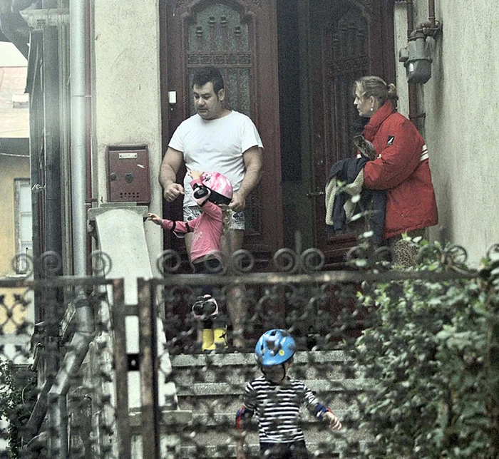 Click! l-a surprins pe Ionuţ în pragul casei din Caimatei