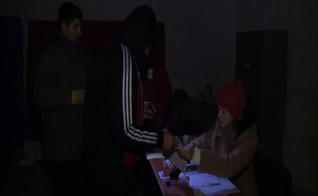 În 32 de secţii se votează la lumina lumânării