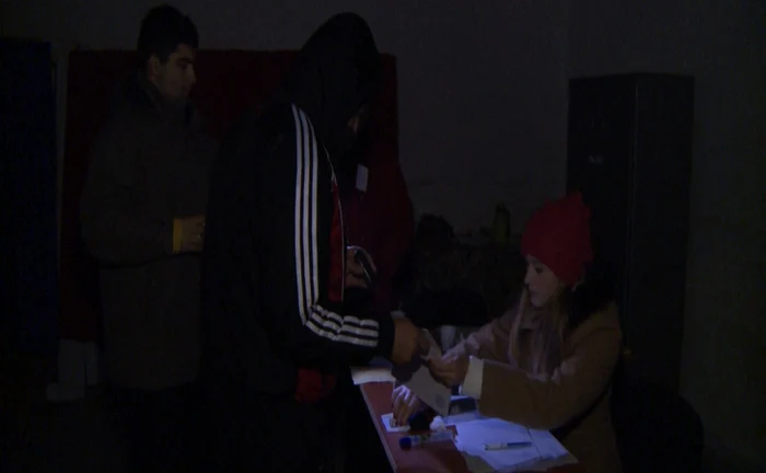 În 32 de secţii se votează la lumina lumânării