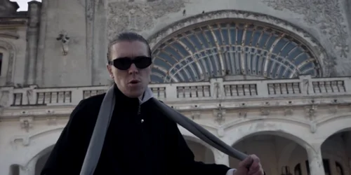 Artistul Alex Cameron în clipul filmat la Cazino Constanţa România Sursa Youtube