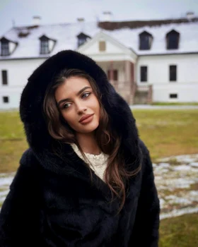 Ana Bodea la Castelul Micloșoara deținut de Contele Tibor Kalnoky, locul preferat al Regelui Charles din Transilvania. FOTO: Facebook