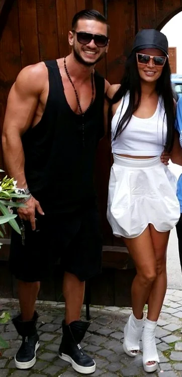 Mulţi s-au întrebat dacă această brunetă focoasă este iubita lui Dorian Popa 