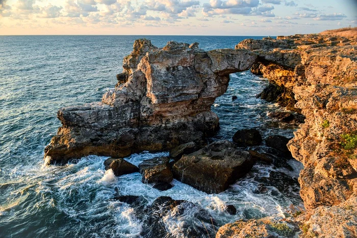 Un bărbat a rămas blocat în spatele unei cascade / foto: Pixabay