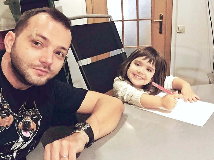 Mihai s-a prezentat la radio ZU cu un leucoplast pe arcadă