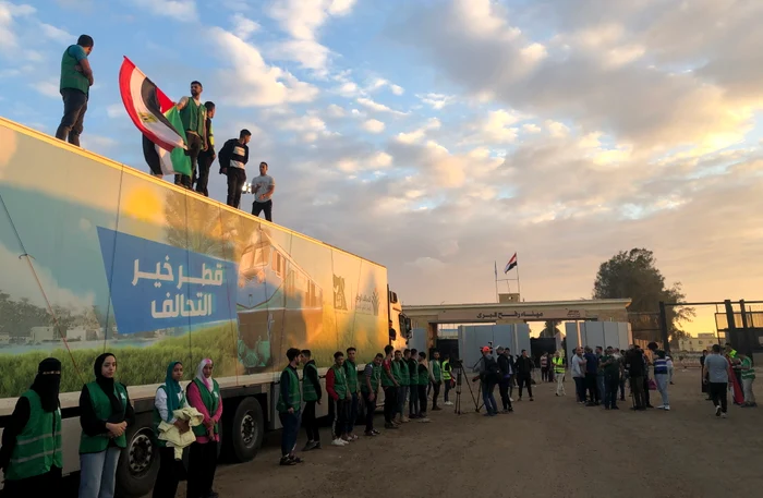 Camioane umanitare așteaptă în partea egipteană a punctului de trecere Rafah FOTO EPA-EFE