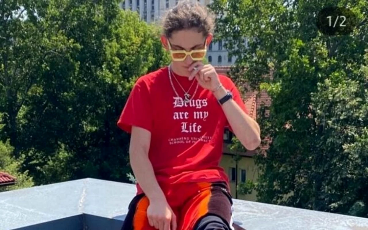 „Drogurile sunt viața mea“ - Vlad în tricoul cu motto SURSA Instagram VP