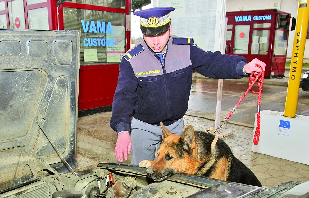 Punctele de trecere  a frontierei sunt mine  de aur pentru vameşi
