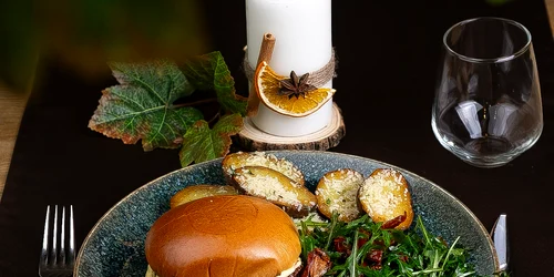 burger de urs  foto Sub Tâmpa CarmOlimp jpeg