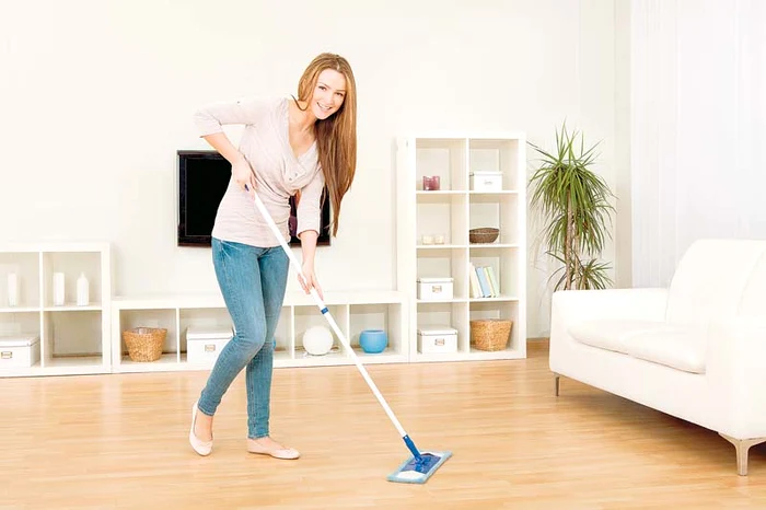 Curăţă gresia de pe hol, din baie şi bucătărie