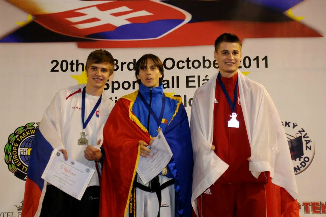 Marcel Miron (mijloc) pe prima treaptă a podiumului