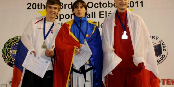 Marcel Miron (mijloc) pe prima treaptă a podiumului