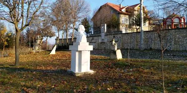 Bustul lui Eminescu la manastirea Dervent FOTO FB dervent