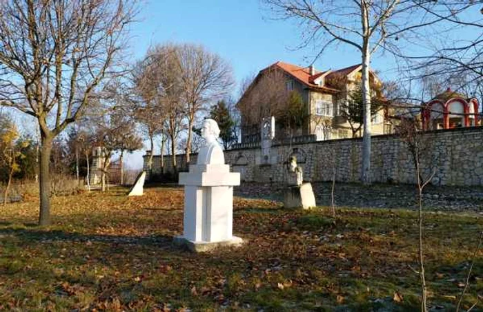 Bustul lui Eminescu la mănăstirea Dervent FOTO: FB/Mănăstirea dervent