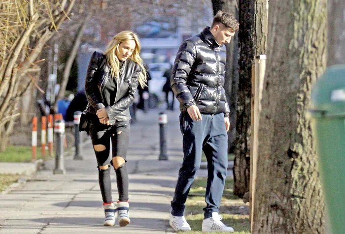 Mihai Costea a profitat de soare şi şi-a scos iubita, pe Alina, la plimbare şi la o pizza