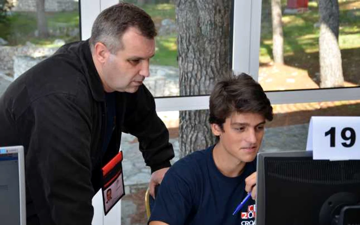 Profesorul Dan Pracsiu, alaturi de olimpicul Silviu Popescu la Olimpiada
de Informatică a Europei Centrale de la Primosten, Croatia