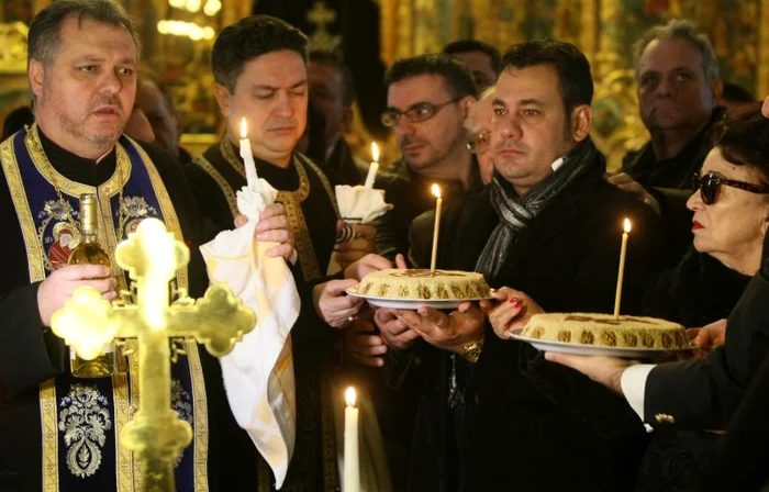 
    Ionu' Dolănescu şi Maria Ciobanu au asistat la slujba de pomenire foto: Dorin Constanda  
