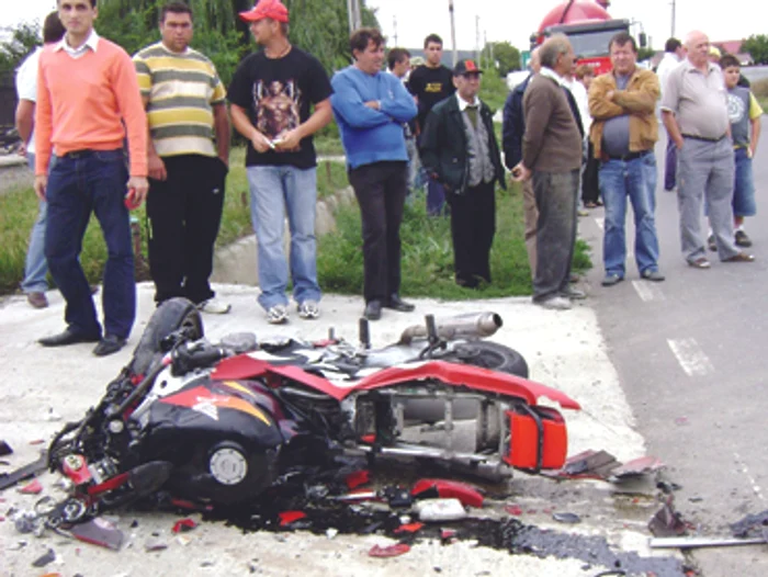 Bacău: Motociclistul zdrobit în trafic, jelit de familie