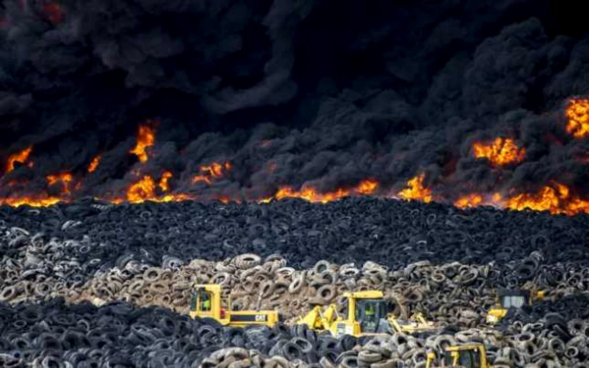 Incendiu la depozitul de cauciucuri folosite din Sesena FOTO EFE