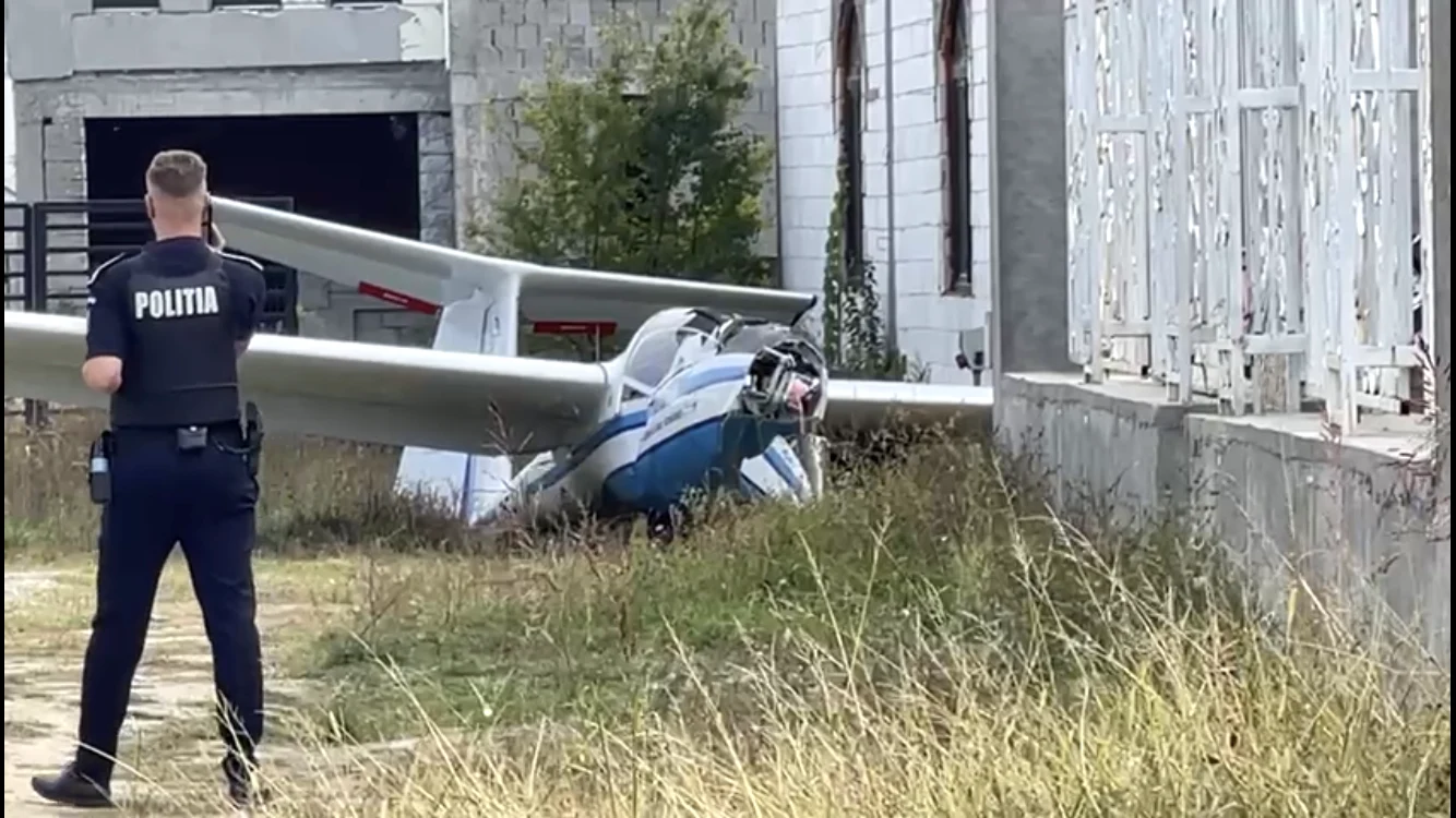 Planorul prăbușit în curtea unei case din Craiova FOTO / Ana Popescu