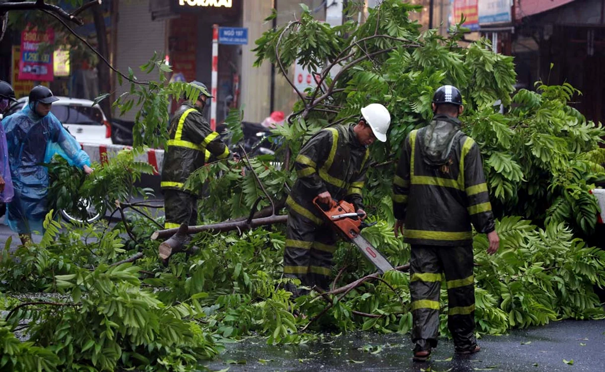 
    Furtuna din provincia Gansu a doborât copaci, a provocat inundații și grindina a făcut ravagiiFoto: EPA-EFE  