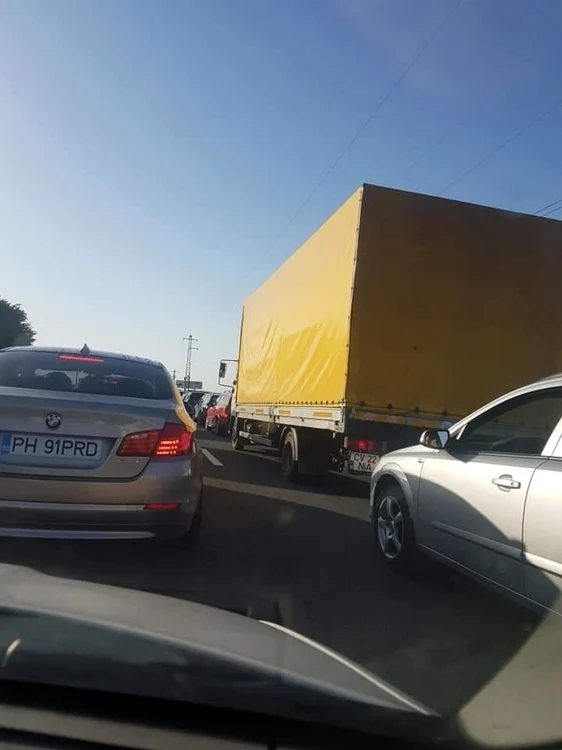 Coloana de zece kilometri la prima oră pe DN1 din cauza unui sens giratoriu recent inaugurat FOTO Facebook/tudose.alina
