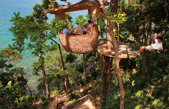 În restaurantul Treepod @ Soneva Kiri–Koh Kood din Bangkok ajungi cu tiroliana FOTO: traveltrangle.com