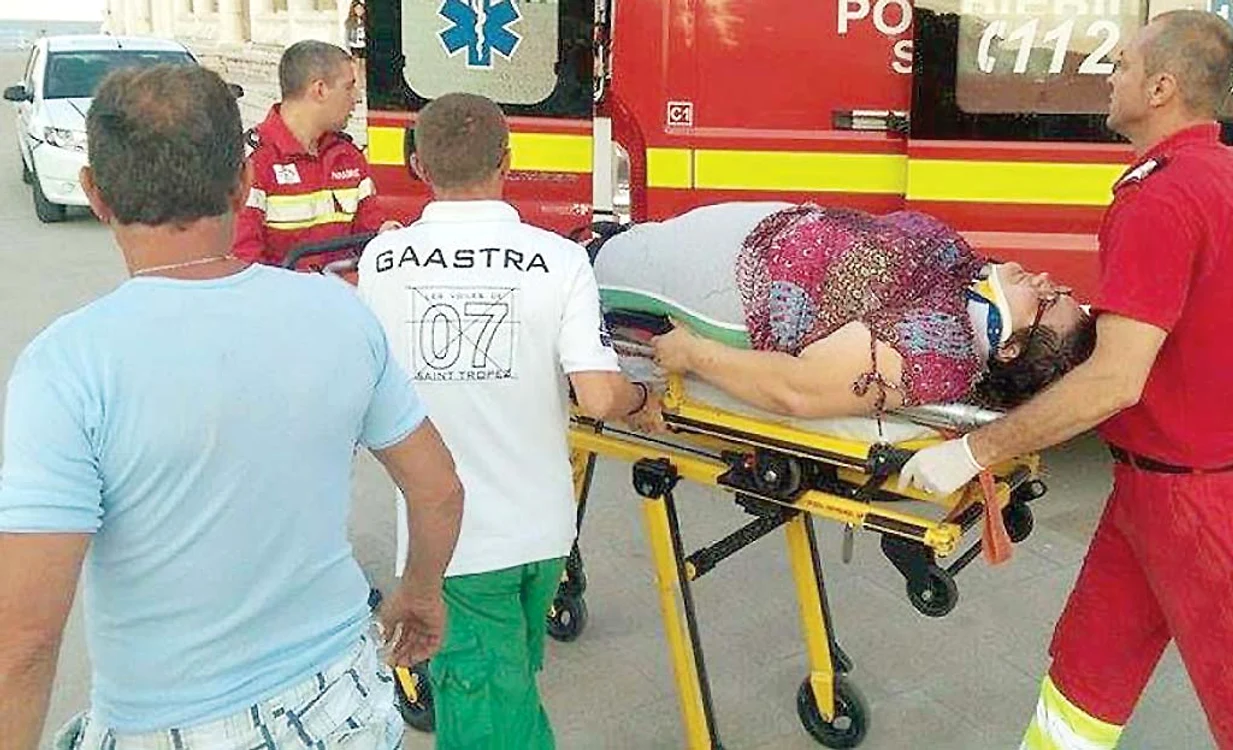 Un echipaj SMURD a dus-o pe turista rănită la spitalFoto: reporterntv.ro