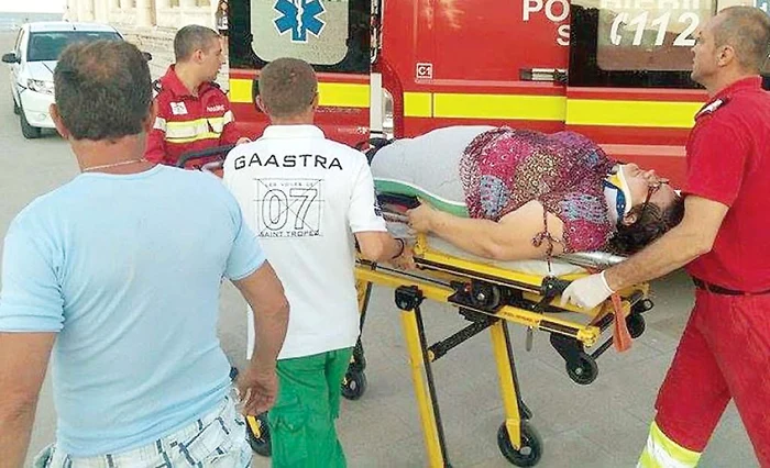 Un echipaj SMURD a dus-o pe turista rănită la spitalFoto: reporterntv.ro