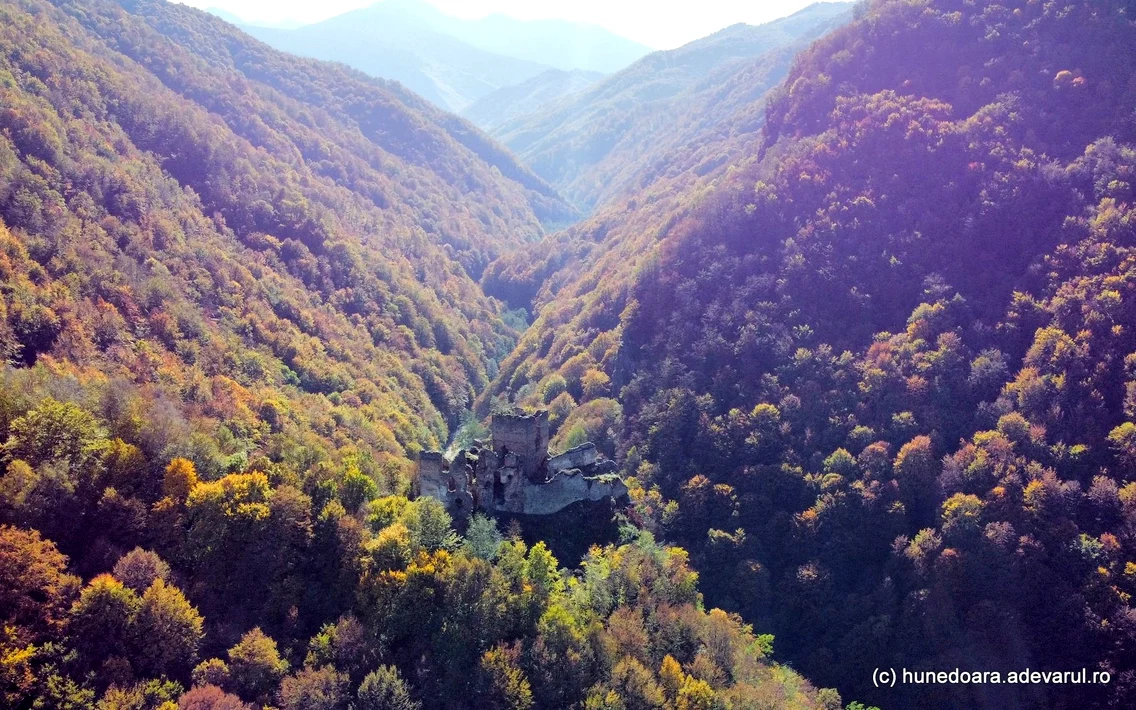 Cetatea medievală Colț din Retezat  Foto Daniel Guță jpg