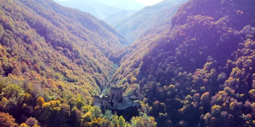 Cetatea medievală Colț din Retezat  Foto Daniel Guță jpg