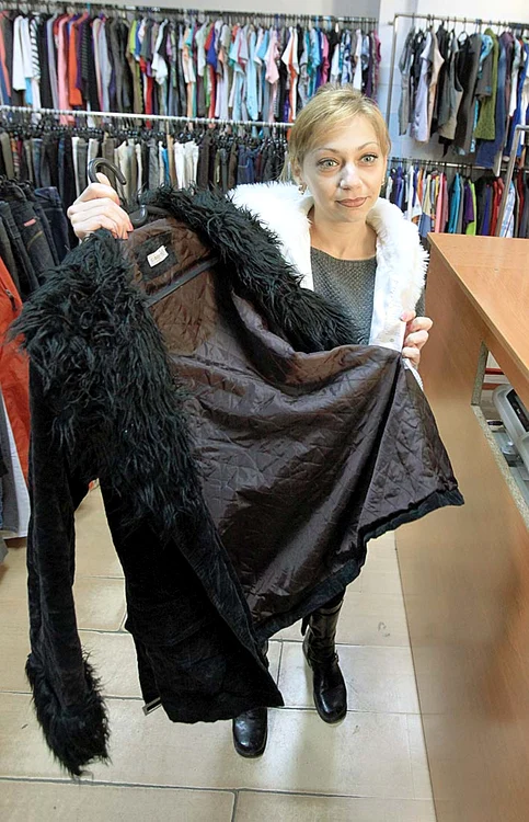Cristina Oprea şi-a luat o haină de firmă din velur cu 32 de lei. Nouă costă peste 200 de lei