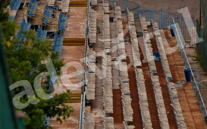 Multe scaune din tribunele stadionului Cotroceni lipsesc