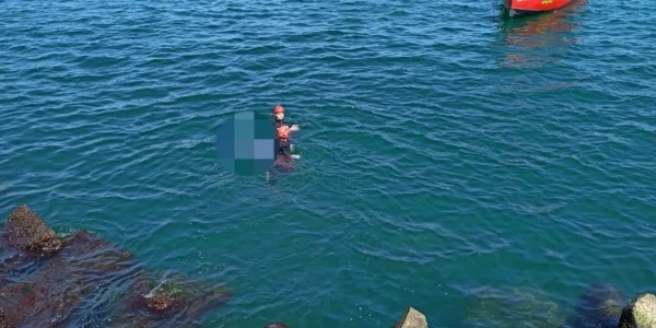 Recuperare cadavru in Portul Constanta FOTO ISU Dobrogea