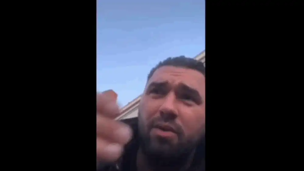 „Nu mă duc eu de bună voie”. Un interlop căutat de cinci ani, după ce a desfigurat un tânăr, face live-uri pe TikTok