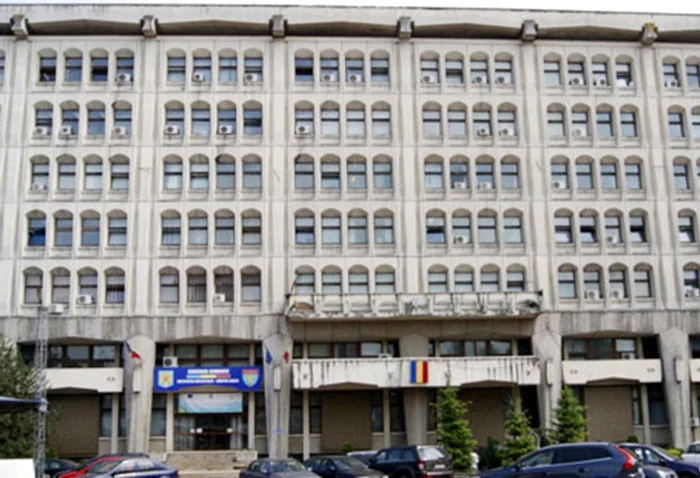 Reprezentanții DNA au ridicat documente de la CJ Argeș FOTO arhivă Adevărul