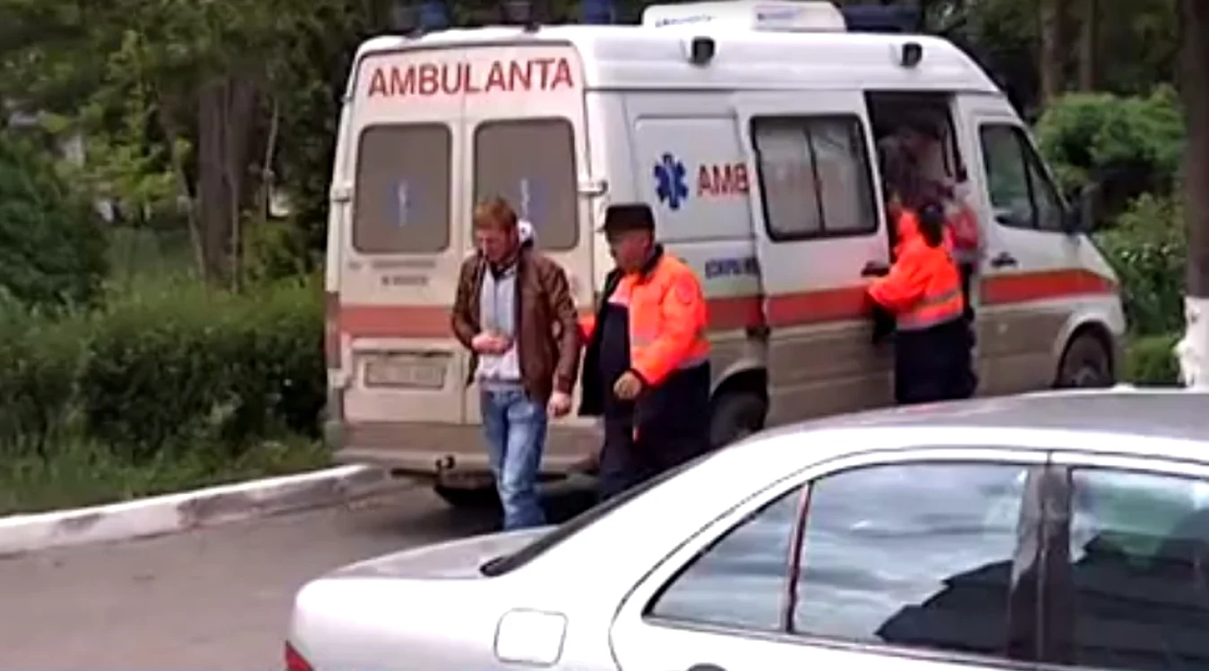 Tânărul a ajuns de două ori la urgenţe, adus cu Ambulanţa.