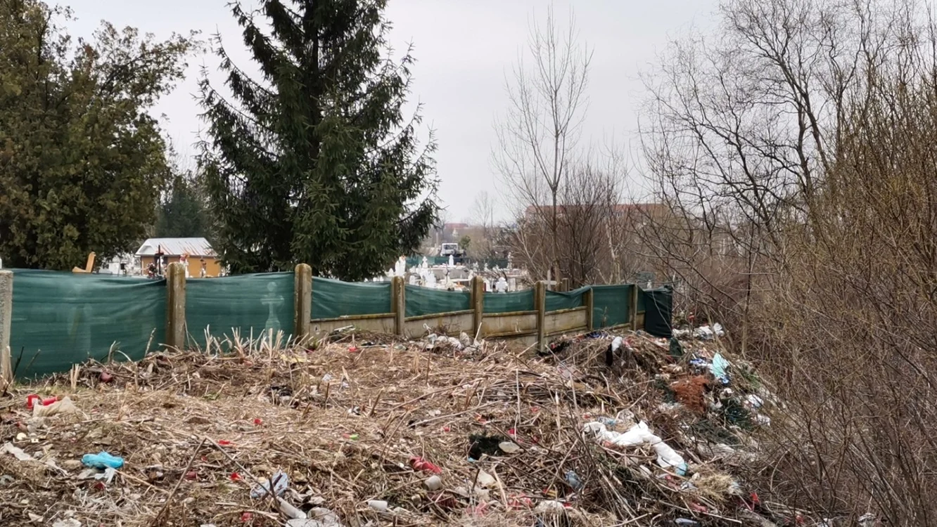 O plasă de umbrire acoperă „tabloul“ deplorabil care se întinde pe sute de metri la marginea cimitirului FOTO: Alina Mitran