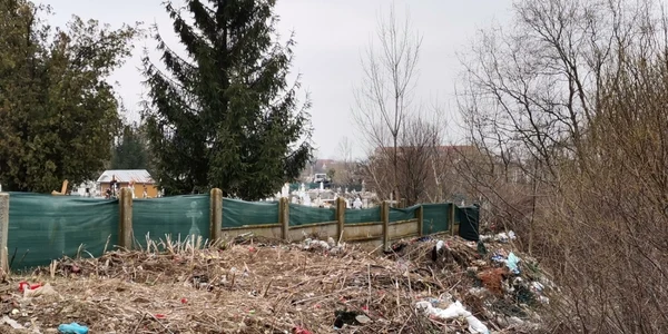 gunoaie la marginea cimitirului strehareţ din slatina - foto alina mitran