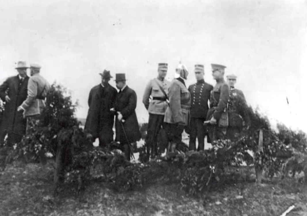Manevre militare la Rembertów,  lângă Varșovia,  la 26 iunie 1923,  cu ocazia vizitei în Polonia a familiei regale a României