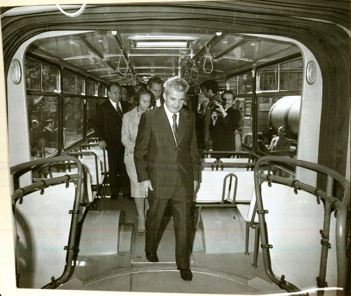 
    Ceaușescu, aici vizitând o fabrică de autobuze din Brașov, în 1977, păstra nostalgia mersului cu tramvaiul, ca un om de rând, anonimFoto: Fototeca online a comunismului românesc - cota 171/1977  