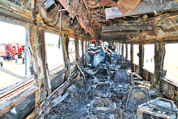 
     Unul dintre vagoanele trenului Regio Bucureşti-Feteşti a luat foc, ieri, în mersFotografii: ISU Călăraşi, Realitatea tv  