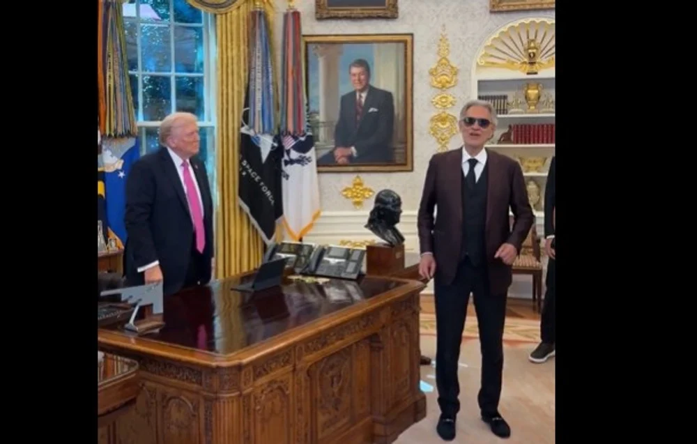 Andrea Bocelli i-a cântat lui Trump „Time to Say Goodbye”, în Biroul Oval. Momentul a devenit viral