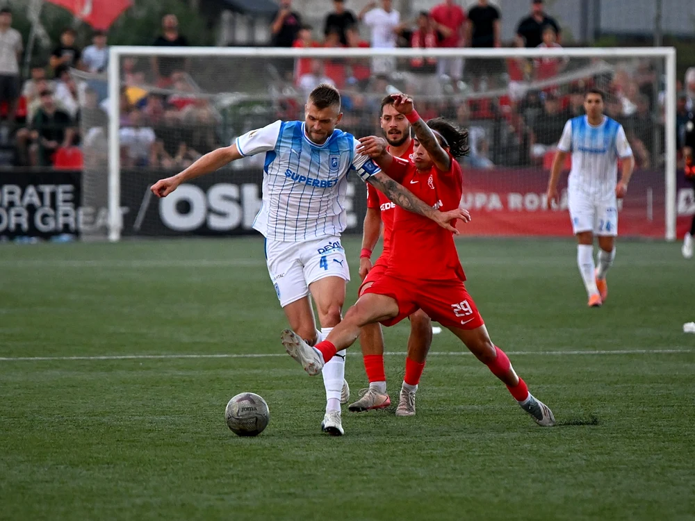 Alexandru Cretu si Baptista Jesus își dispută balonul