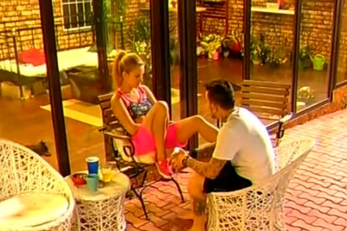 
    Cine va câştiga "Mireasă pentru fiul meu". Elly şi Cristian au fost la un pas de separare din cauza gelozieifoto: captură Antena 1  