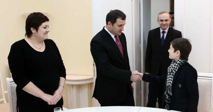 Denis Midone a dat mâna cu premierul Vlad Filat la Guvern FOTO gov.md