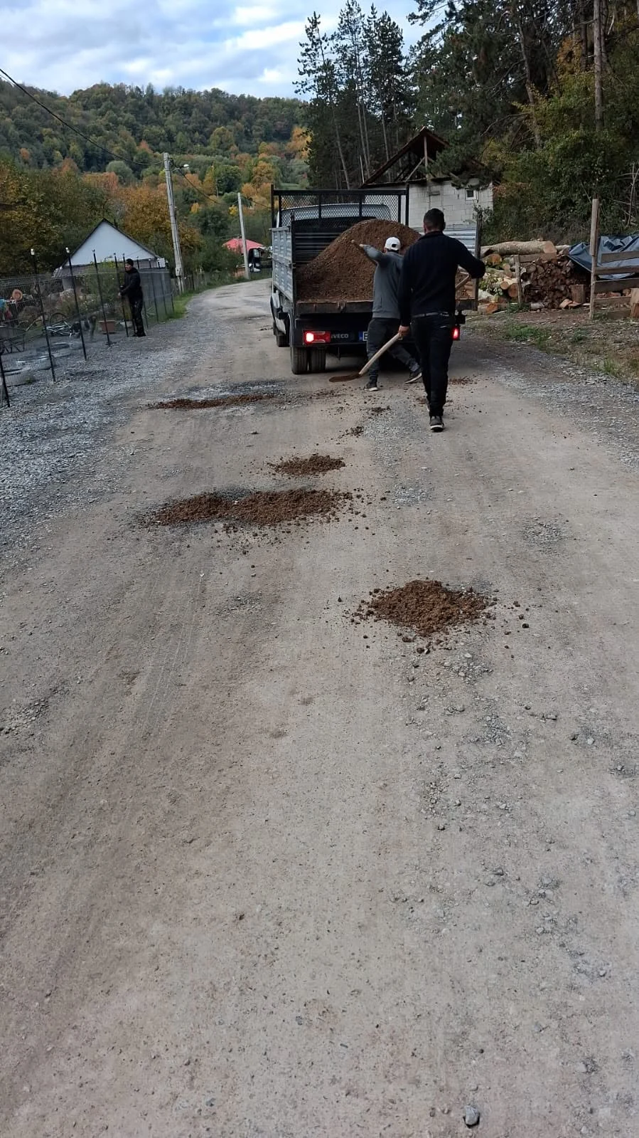 Un primar din Bihor a folosit pietriș contaminat de pe calea ferată pentru drumurile din comună: „Risc pentru sănătatea populației”