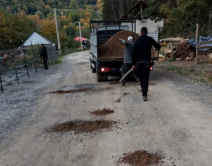 Pietriș contaminat de pe calea ferată la repararea drumurilor din comună Foto: FB