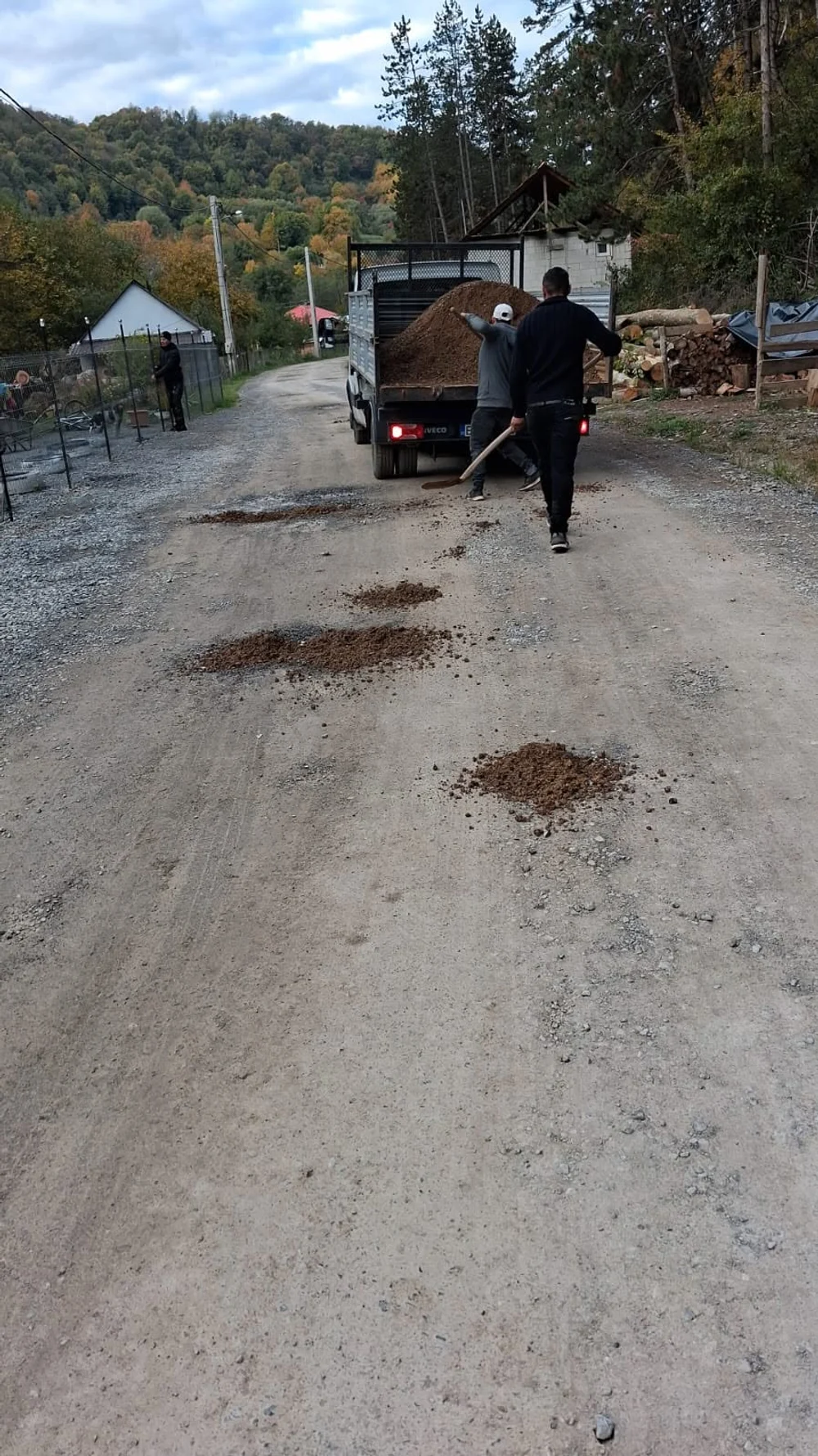 Un primar din Bihor a folosit pietriș contaminat de pe calea ferată pentru drumurile din comună: „Risc pentru sănătatea populației”